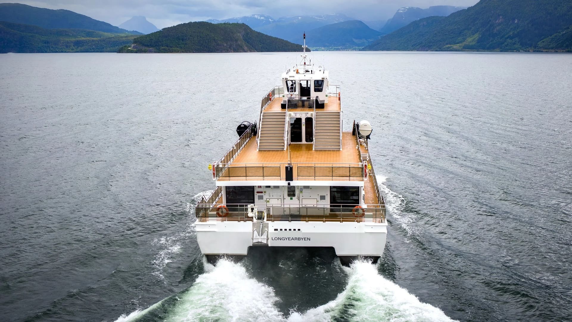 SEASIGHT 26 from astern, wake trailing across a Norwegian fjord