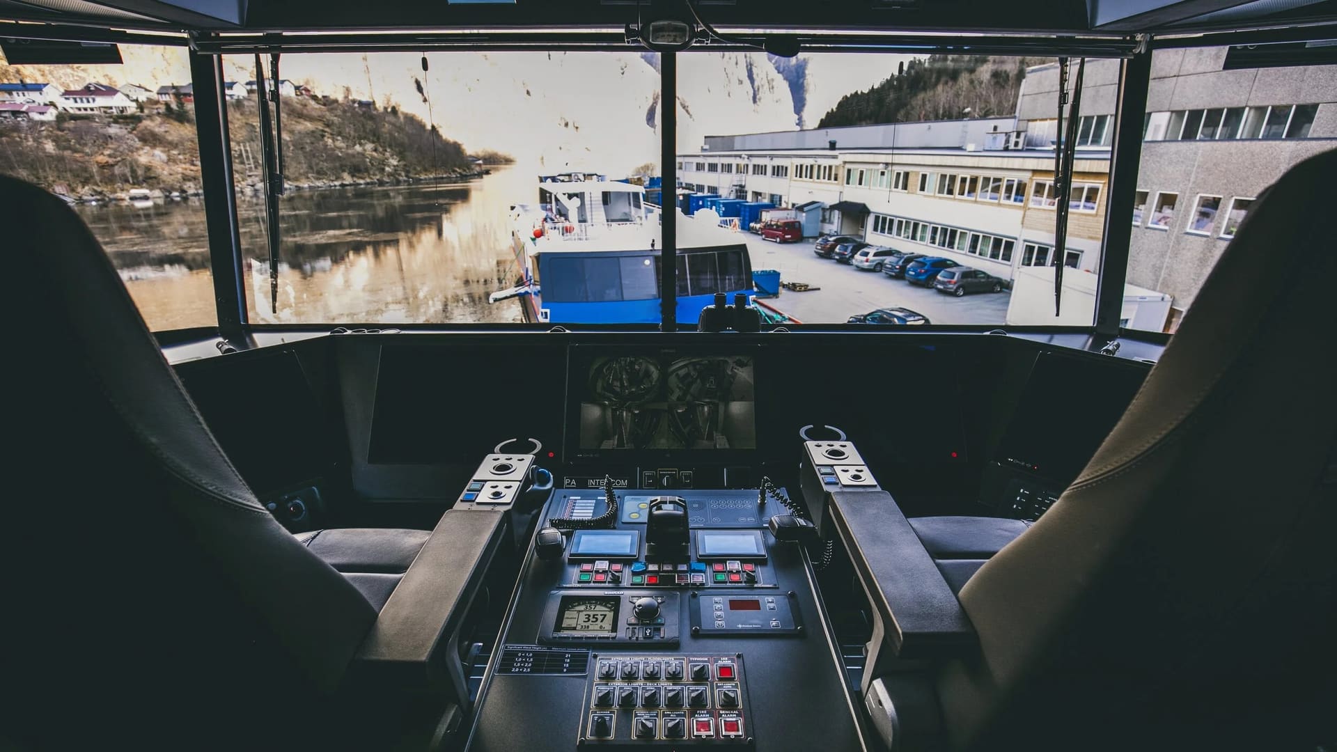 Wheelhouse of the SEASIGHT 42 with all-round visibility